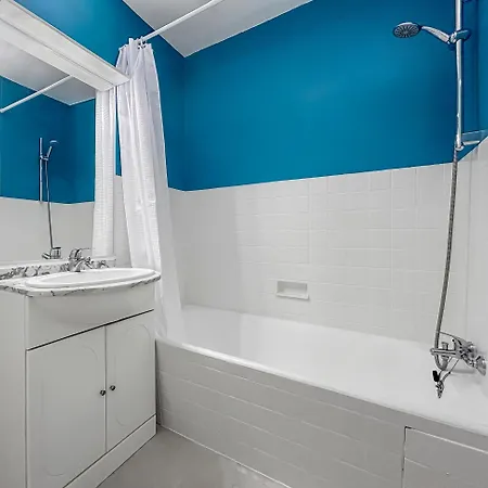 Proche De La Avec Parking *